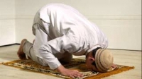 Is it obligatory to keep the eyes on sujud during prayer?